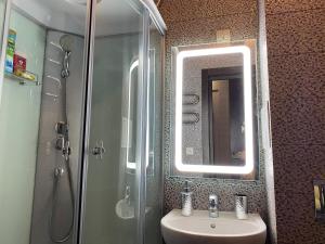 Modern luxury studio in the center of Kharkiv at Konstitutsii Square的一间浴室