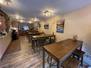 Silver Moon Inn في استيس بارك: مطعم فيه طاولات وكراسي في الغرفة
