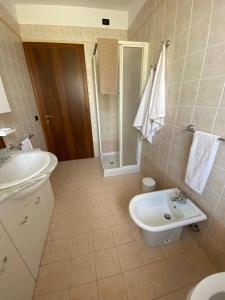 łazienka z umywalką i toaletą w obiekcie Only The Best 2 la suite per il tuo soggiorno tra Venezia e Treviso w mieście Preganziol