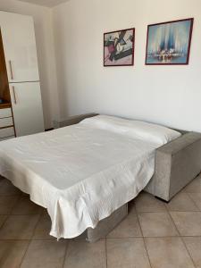 a bedroom with a bed with a white bedspread at OTB Italia 2 - Alloggio accogliente tra Venezia e Treviso con 2 Terrazze e Posto auto Coperto in Preganziol