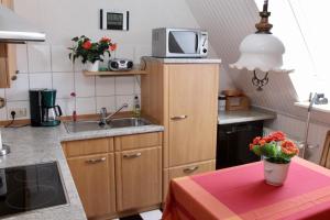 una cucina con lavandino e forno a microonde di Ferienwohnung Kurkowski a Fehmarn
