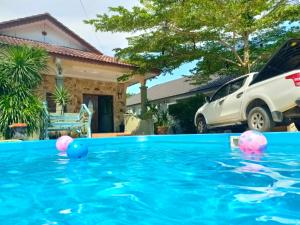 Bazén v ubytování Roemahkoe Holidayhome nebo v jeho okolí