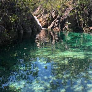 Chácara Recanto da Paz في كافالكانتي: نهر فيه ماء أخضر وأشجار