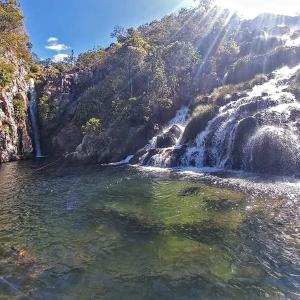 uma cascata no meio de um corpo de água em Chácara Recanto da Paz em Cavalcante