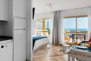 Posteľ alebo postele v izbe v ubytovaní Romana Playa Marbella Vistas al Mar + 30 fotografií