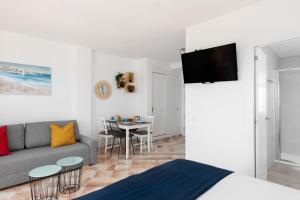 Televízia a/alebo spoločenská miestnosť v ubytovaní Romana Playa Marbella Vistas al Mar
