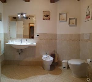 uma casa de banho com um lavatório, um WC e um espelho. em La Casa di nonna Adri - Casa vacanze in Casentino em Stia