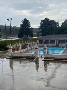 Πισίνα στο ή κοντά στο Americas Best Value Inn (Meridian)