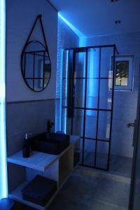 La salle de bains est pourvue d'un lavabo noir et d'un miroir. dans l'établissement Apartament Royal, à Dej