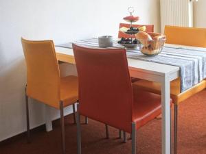 a dining room table with two chairs and a table with a tablecloth at Haus Cathleen, Atelierwohnung in Dahme