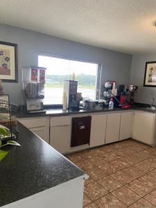 A kitchen or kitchenette at Americas Best Value Inn (Meridian)