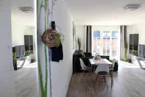 オストゼーバート・ディアーハーゲンにあるDel Marのリビングルーム(白いテーブル、椅子付)