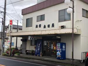 a building on the side of a street at 竜ケ崎駅そばの森田屋旅館 in Ryūgasaki