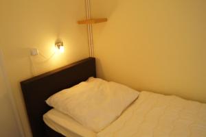 Un pat sau paturi într-o cameră la Ferienhaus Stausee Bitburg
