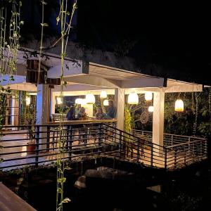 een groep mensen die 's nachts in een restaurant zitten bij Casa NATIVO in Jardin