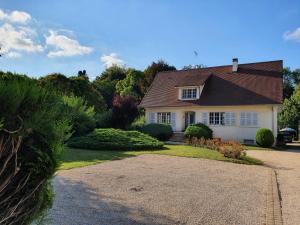 Casa blanca con techo marrón y entrada en LE PARC DE JEANNE, en Voiteur