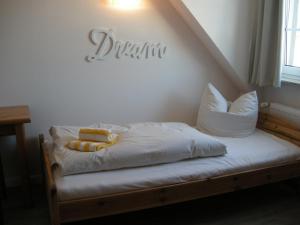 プレローにあるResi F7のベッド(枕2つ付)と夢を読むサイン