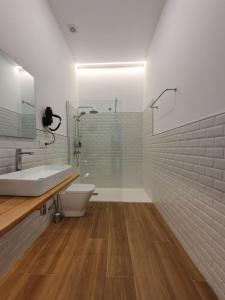 ein Badezimmer mit Toilette, Waschbecken und Dusche in der Unterkunft REDONDELA APARTMENTS - Bedroom, Bathroom & Kitchen in Redondela + 8 Fotos