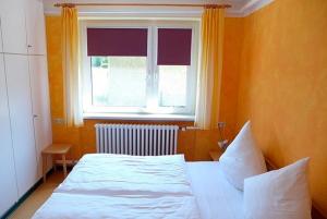 ツィングストにあるWindspiel, FW 3のベッドルーム(白いベッド1台、窓付)