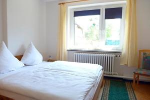 ツィングストにあるWindspiel, FW 3のベッドルーム(白いベッド1台、窓付)