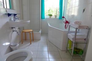 ツィングストにあるWindspiel, FW 3のバスルーム(トイレ、洗面台、バスタブ付)