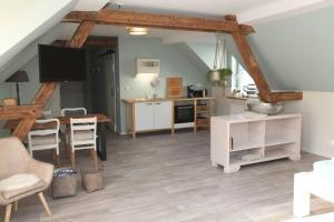 a living room with a kitchen and a dining room at BLUMENSTIL Ferienwohnungen 2 in Bad Salzungen