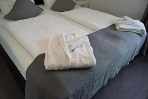 Gohfeld的住宿－La Domus Premium Osnabrück Lotte，床上有白色毛巾