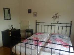 a bedroom with a bed and a dresser in a room at Ferienhaus am Nordostseekanal in Offenbüttel