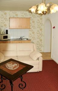 霍佩加爾騰的住宿－Mediterran Suite，客厅配有白色的沙发和桌子