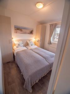 małą sypialnię z 2 łóżkami w obiekcie Strand 5 w mieście Scharbeutz