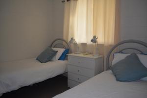 Un pat sau paturi într-o cameră la Wallaroo Sea View home