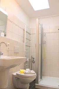 Phòng tắm tại "Wohnung 1 - G Pape" mit 2 Terrassen, kostenloses WLAN, Longstay Rabatt, Nähe Dünenpark