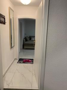 corridoio con soggiorno e divano di Moderne 2 Zimmer Wohnung mit Vollausstattung a Ketsch