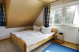 ツィングストにあるReisenauerの窓付きの客室の小さなベッド1台分です。