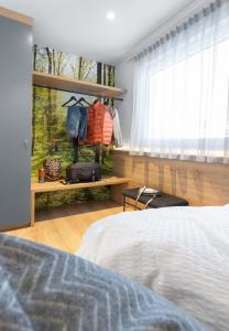 een slaapkamer met een bed en een raam bij albspace in Sonnenbühl