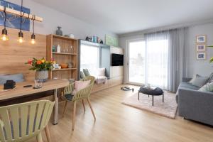 een keuken en een woonkamer met een tafel en stoelen bij albspace in Sonnenbühl