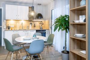 een keuken met een tafel en stoelen in een kamer bij albspace in Sonnenbühl