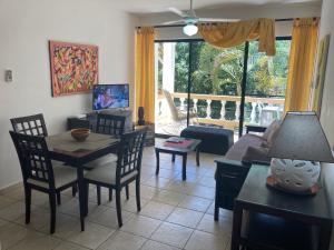 een woonkamer met een tafel en een bank bij Cita del Sol City Apartments in Cabarete