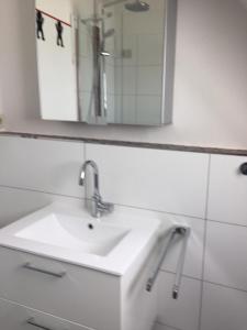 KronsgaardにあるAusguck - 93812のバスルーム(白い洗面台、鏡付)