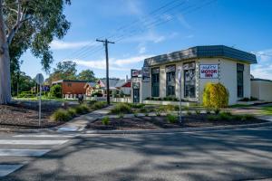 an empty street in front of a gas station at Ryley Motor Inn in Wangaratta