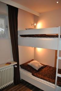a bedroom with two bunk beds in a room at Tannenburg 208 - App Strandoase in Grömitz