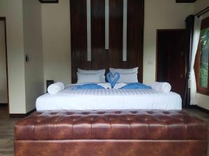 A bed or beds in a room at Baan Nai Daeng Villa /Baannaidaengvilla