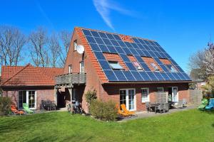 una casa con paneles solares en el techo en Achter de Höf Whg 1 en Staberdorf