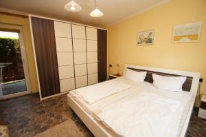 ein Schlafzimmer mit einem weißen Bett und einem Fenster in der Unterkunft Rudow in Dahme