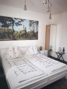 Ein Bett oder Betten in einem Zimmer der Unterkunft Blaufränkisch, Bed & Breakfast am Weingut Schützenhof