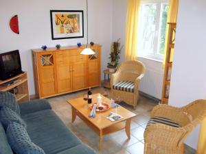 een woonkamer met een bank en een tafel bij Meeresbrise in Neuhaus