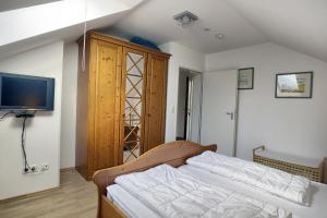 ツィングストにあるResidenz "Am Postplatz", Villa Verena, Whg 16のベッドルーム1室(ベッド1台付)、木製キャビネットが備わります。