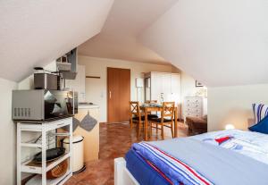 1 dormitorio con 1 cama y cocina con mesa en Ostsee-Schwänchen II en Gollwitz