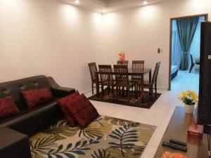 a living room with a couch and a table at Onies Homestay Lumut Manjung in Lumut