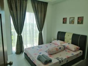 Llit o llits en una habitació de Onies Homestay Lumut Manjung